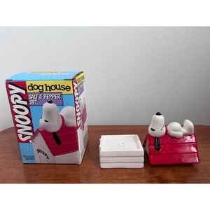 Snoopy Dog House Salt & Pepper Shaker Set Peanuts Vintage Boxed